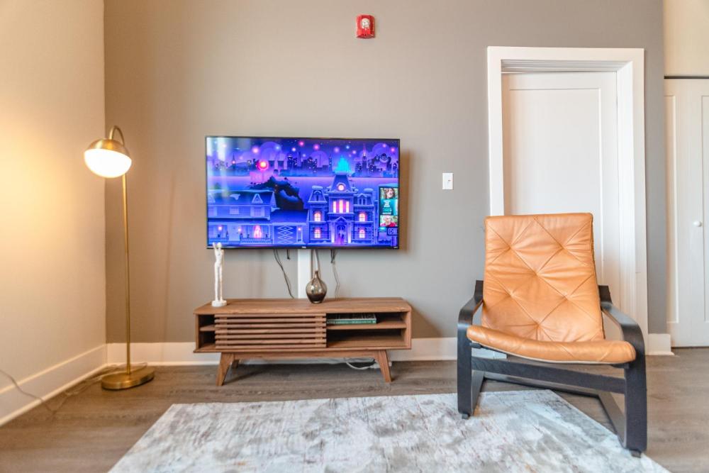Modern 2BR Loft with Amazing City Skyline View and Optional Parking for 8 Guests Near McCormick Place and Soldier Field